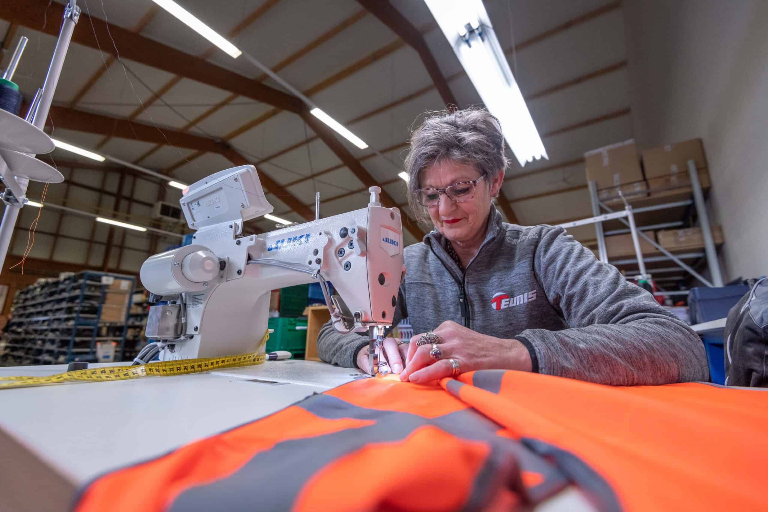 teunis bedrijfskleding naaister herstel kleding